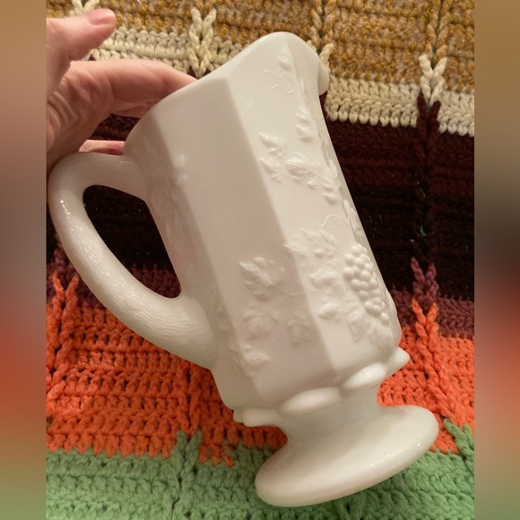 Vintage Westmorland Milk Glass Embossed Grape Pattern Pitcher - Picture 4 of 15